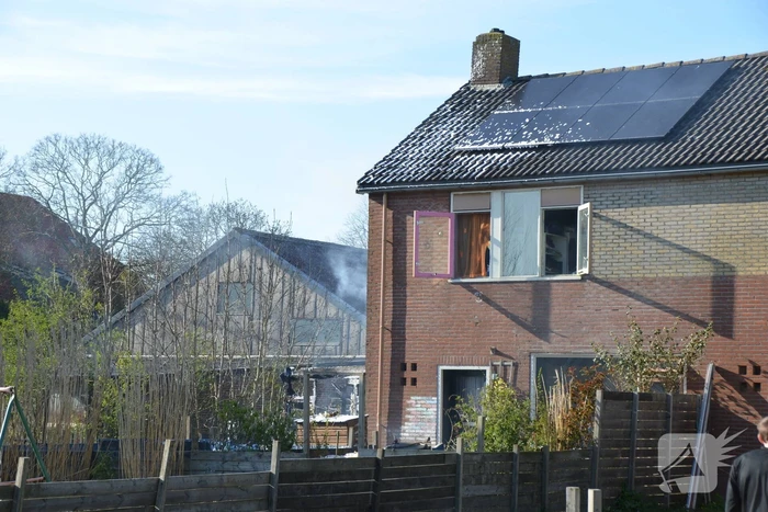 Uitslaande brand in schuur tegen woning aan