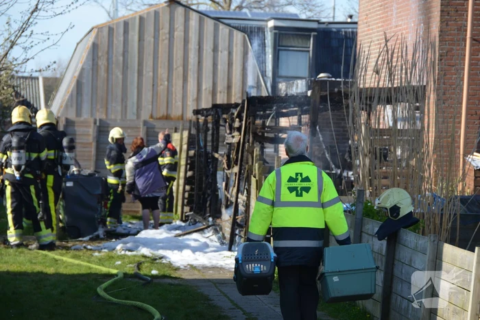 Uitslaande brand in schuur tegen woning aan