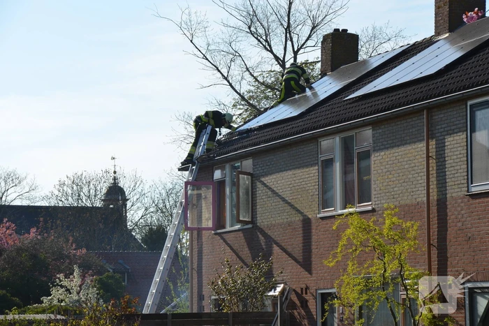Uitslaande brand in schuur tegen woning aan
