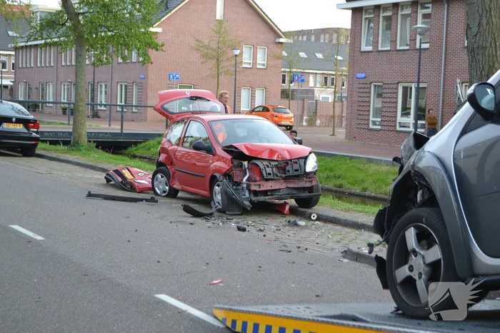 Automobilist klapt op geparkeerde auto