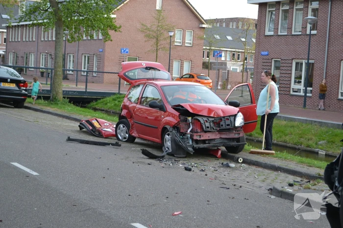 Automobilist klapt op geparkeerde auto