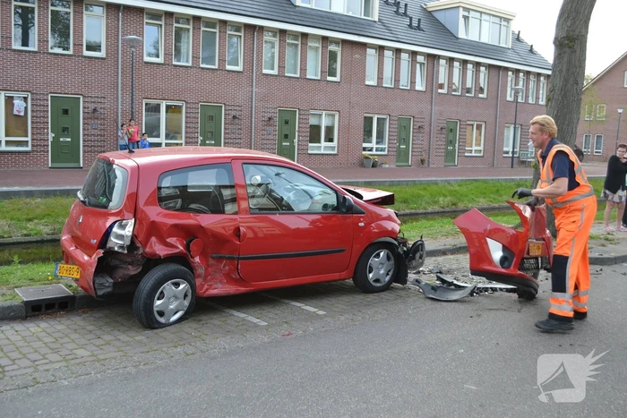 Automobilist klapt op geparkeerde auto