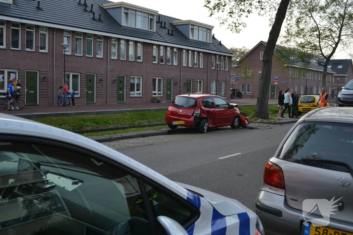 Automobilist klapt op geparkeerde auto