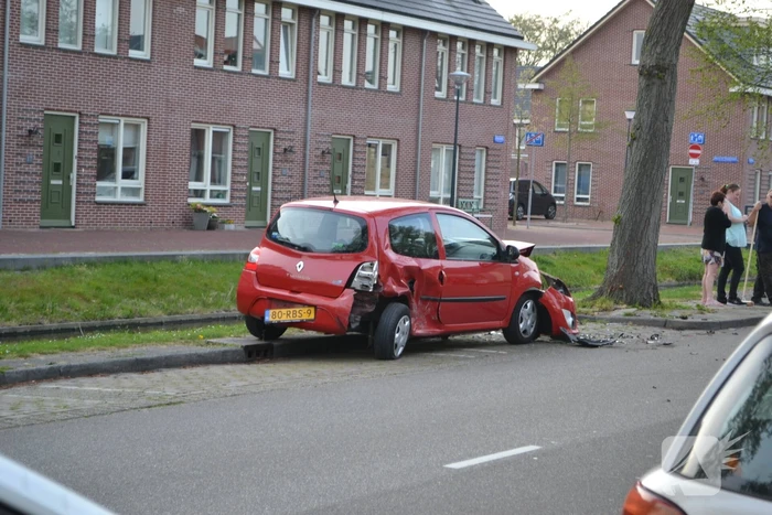 Automobilist klapt op geparkeerde auto
