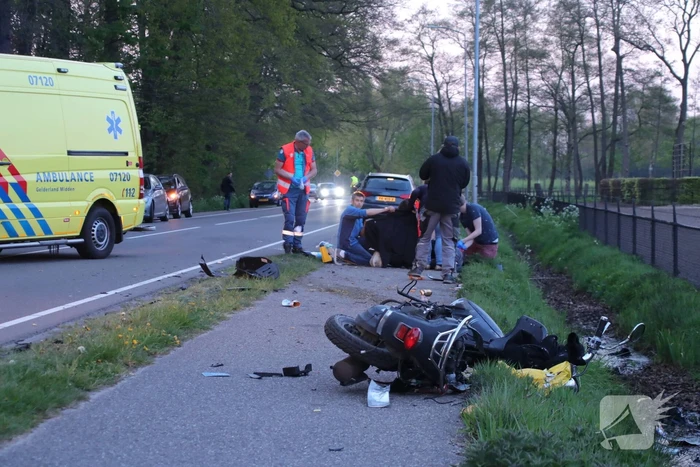 Brommerrijder zwaargewond bij frontale aanrijding met auto