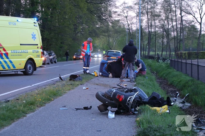 Brommerrijder zwaargewond bij frontale aanrijding met auto