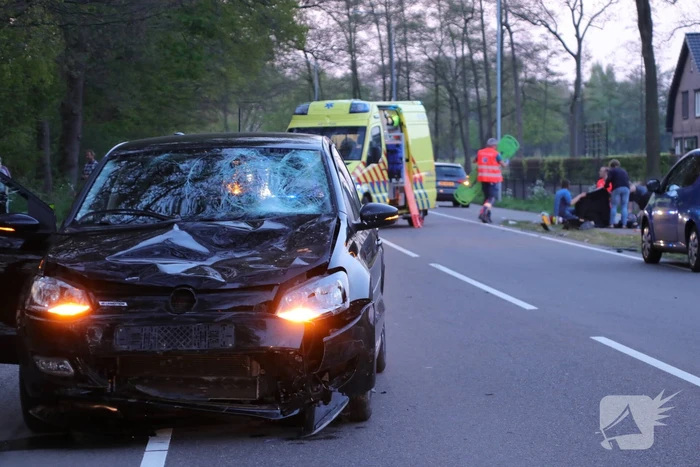 Brommerrijder zwaargewond bij frontale aanrijding met auto