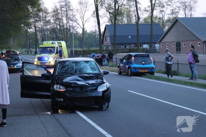 Brommerrijder zwaargewond bij frontale aanrijding met auto