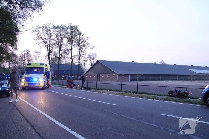 Brommerrijder zwaargewond bij frontale aanrijding met auto