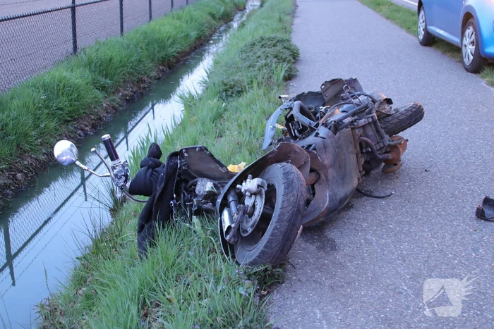 Brommerrijder zwaargewond bij frontale aanrijding met auto