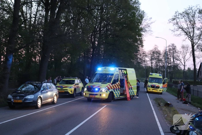 Brommerrijder zwaargewond bij frontale aanrijding met auto