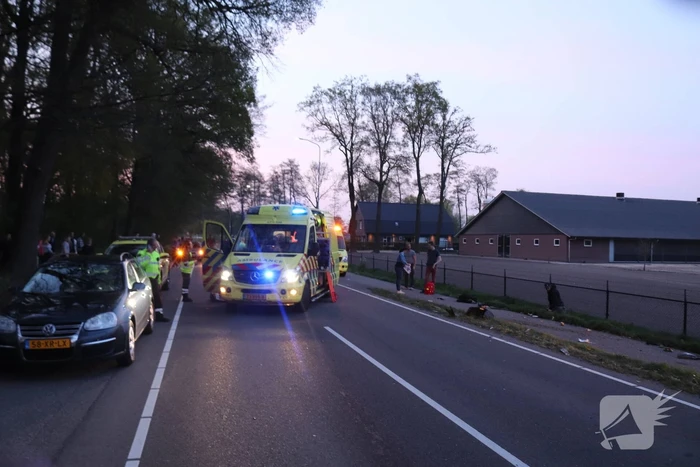 Brommerrijder zwaargewond bij frontale aanrijding met auto