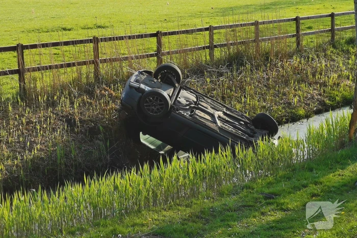 Auto op de kop in de sloot