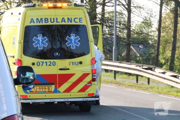 Auto op de kop in de sloot