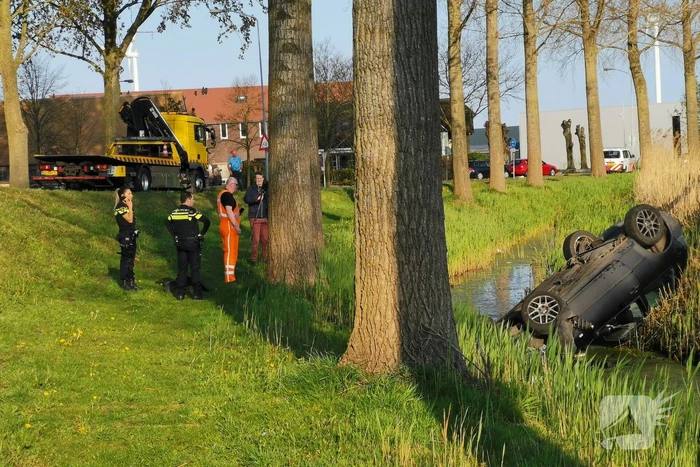 Auto op de kop in de sloot