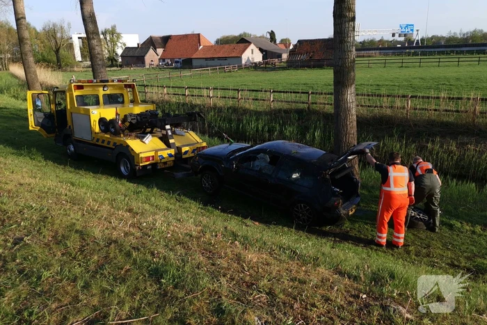 Auto op de kop in de sloot