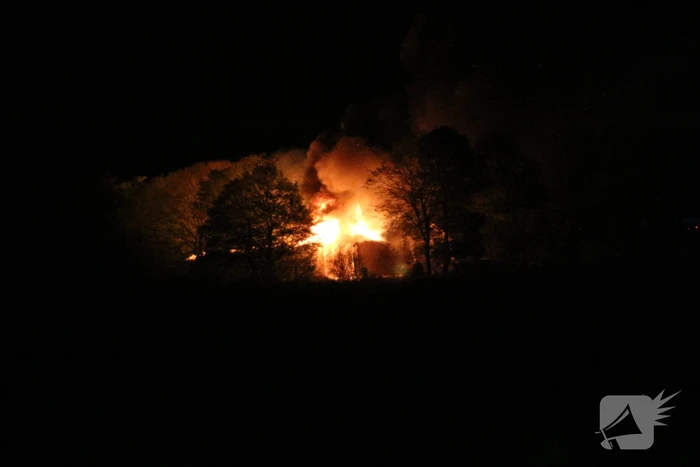 Uitslaande brand in grote schuur