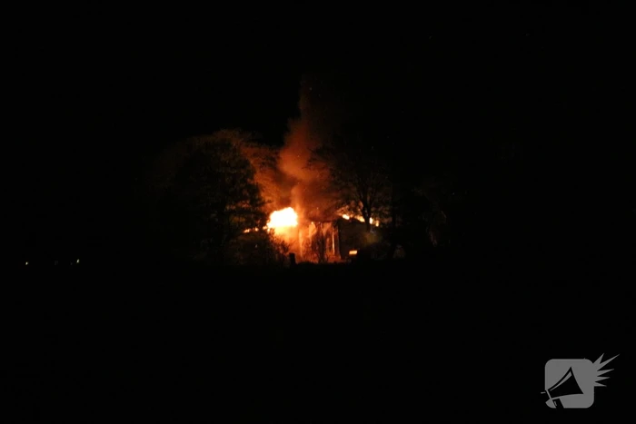 Uitslaande brand in grote schuur