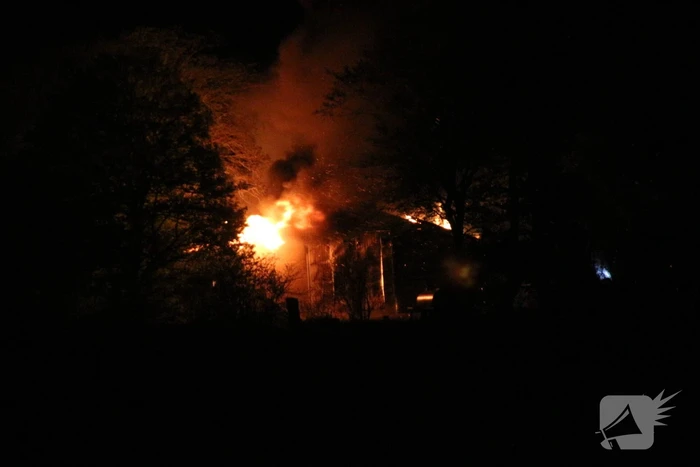Uitslaande brand in grote schuur