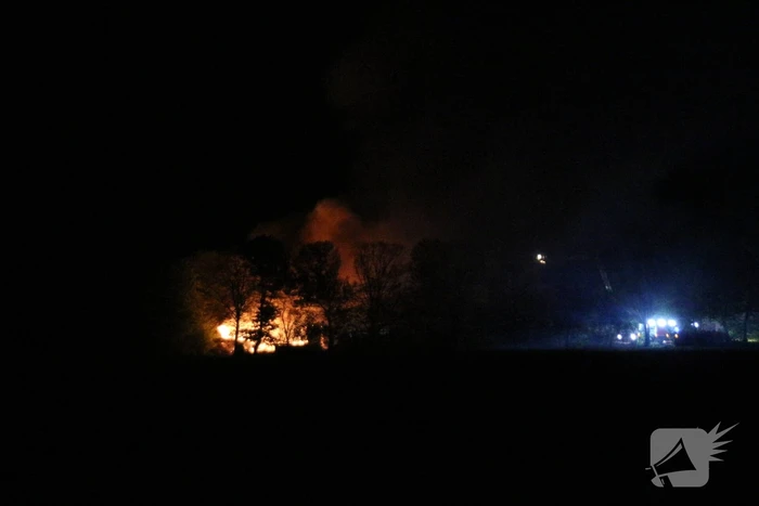 Uitslaande brand in grote schuur