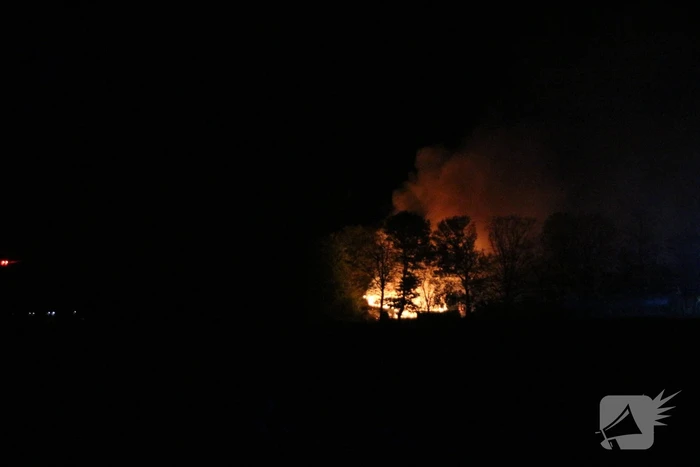 Uitslaande brand in grote schuur