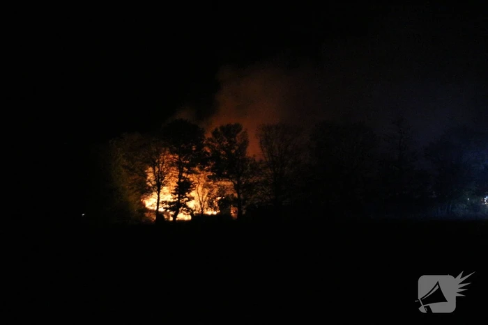 Uitslaande brand in grote schuur