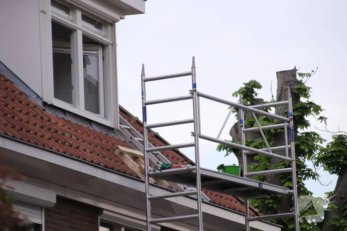 Persoon zwaargewond na val van hoogte