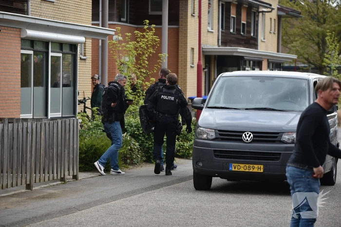 Team Paraatheid valt woning binnen