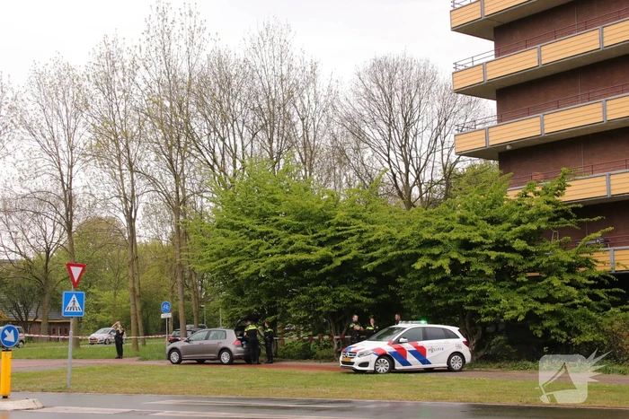Dode aangetroffen onderaan flatgebouw