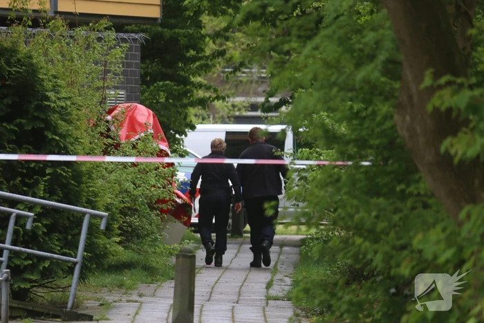 Dode aangetroffen onderaan flatgebouw