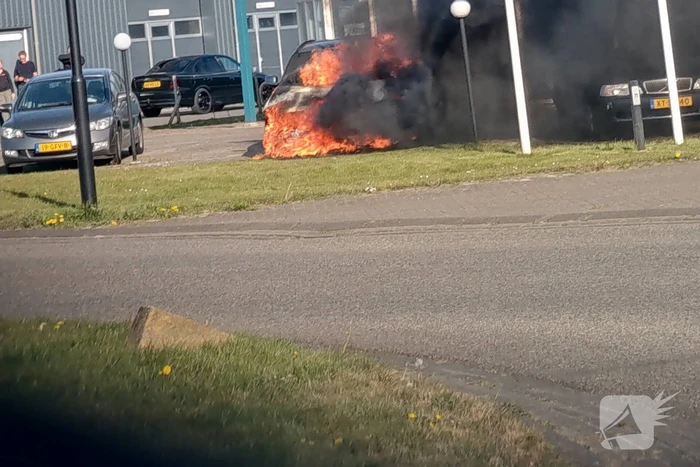 Auto in brand bij garagebedrijf
