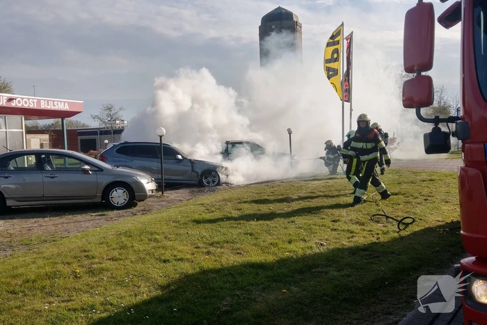 Auto in brand bij garagebedrijf