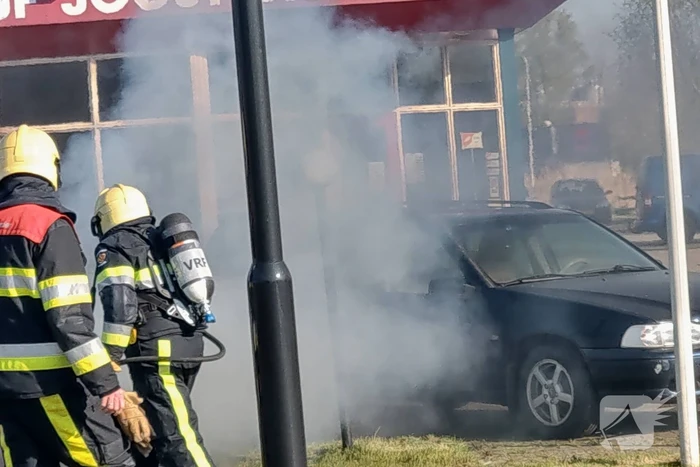 Auto in brand bij garagebedrijf
