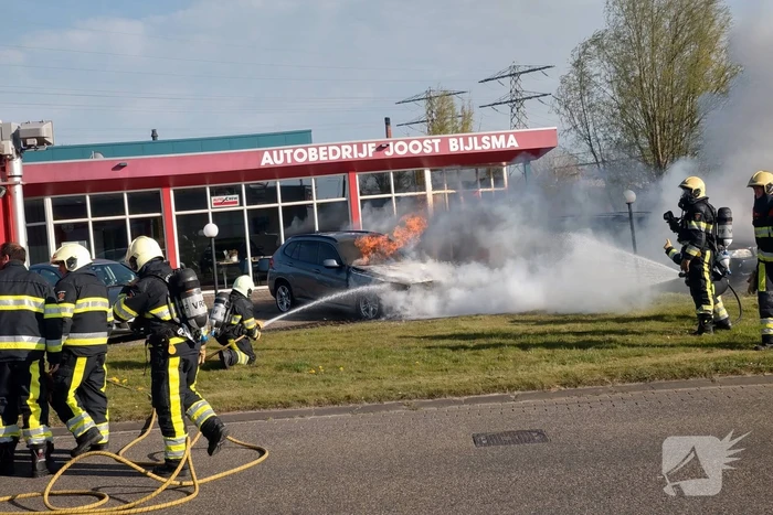 Auto in brand bij garagebedrijf