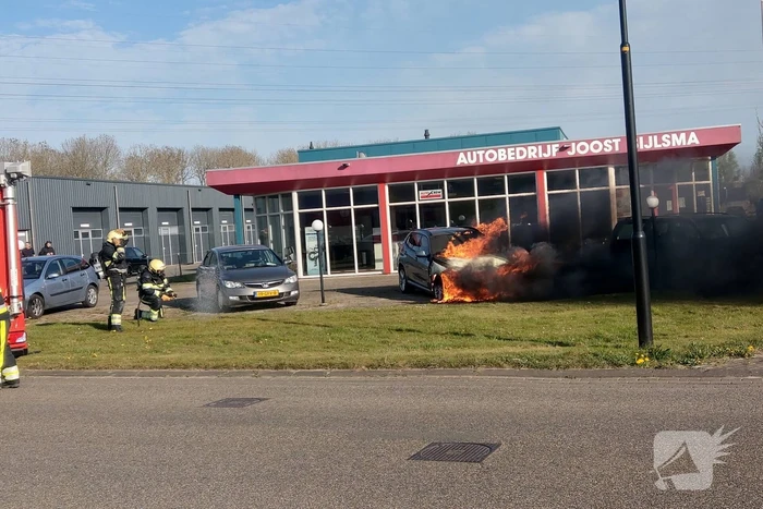 Auto in brand bij garagebedrijf