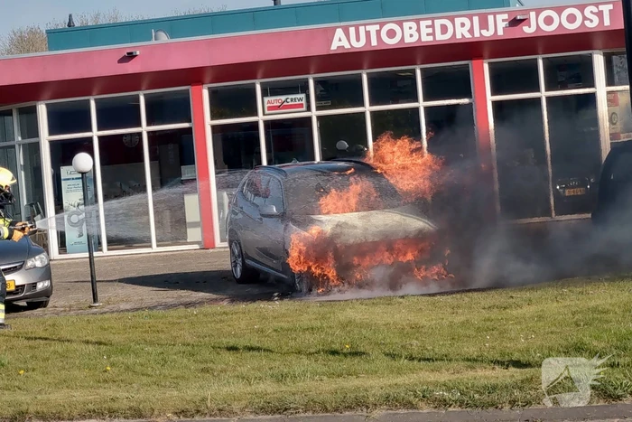 Auto in brand bij garagebedrijf