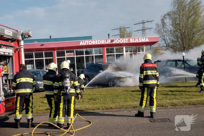 Auto in brand bij garagebedrijf
