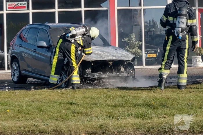 Auto in brand bij garagebedrijf