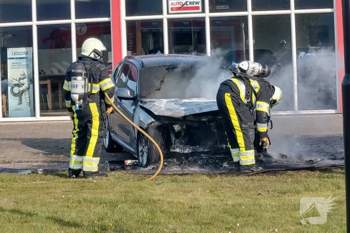 Auto in brand bij garagebedrijf