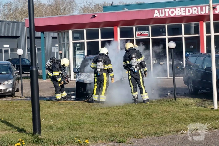 Auto in brand bij garagebedrijf