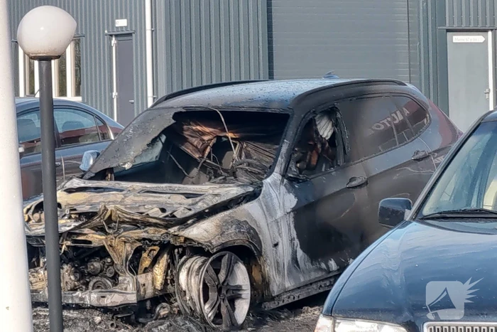 Auto in brand bij garagebedrijf
