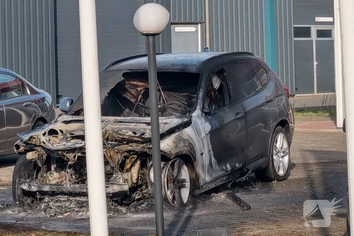 Auto in brand bij garagebedrijf