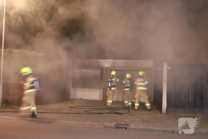 Veel rook bij brand in garageboxen