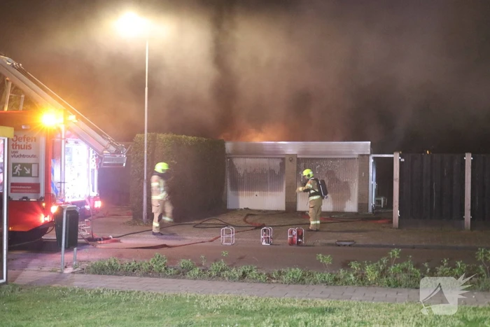 Veel rook bij brand in garageboxen