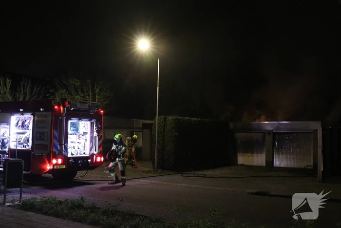 Veel rook bij brand in garageboxen