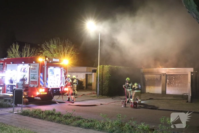 Veel rook bij brand in garageboxen