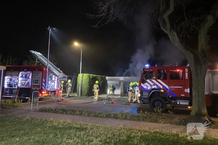 Veel rook bij brand in garageboxen