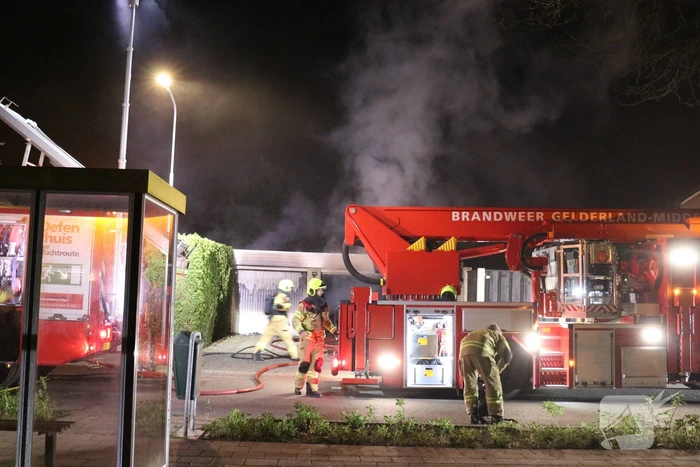 Veel rook bij brand in garageboxen