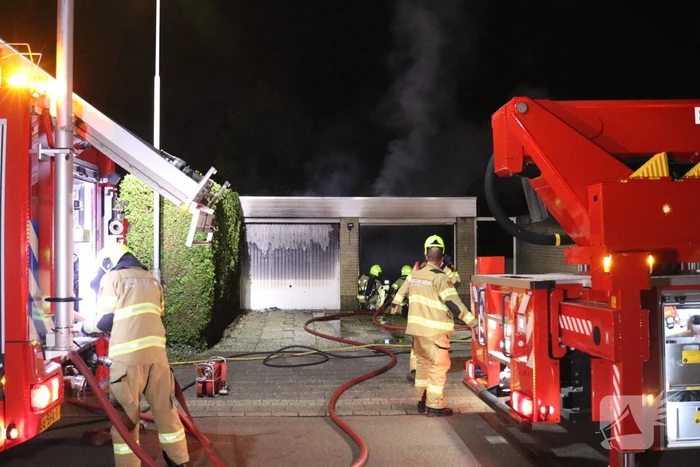 Veel rook bij brand in garageboxen