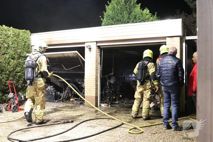 Veel rook bij brand in garageboxen